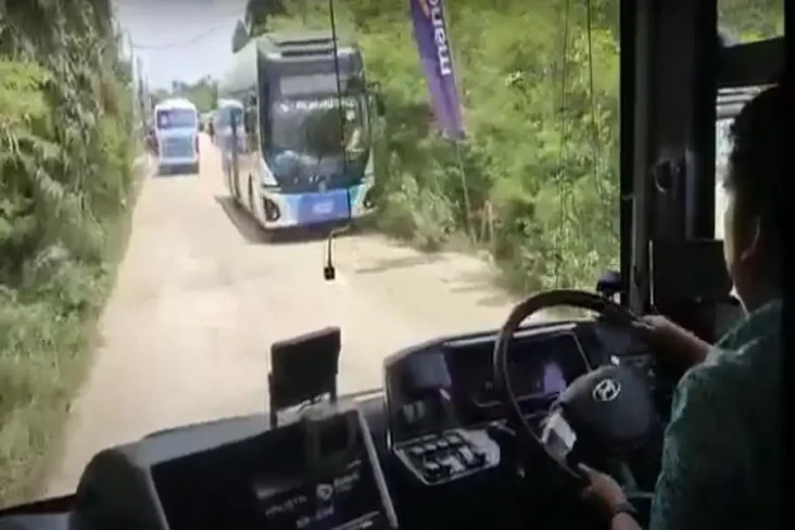Bus Listrik Ukuran Medium...
