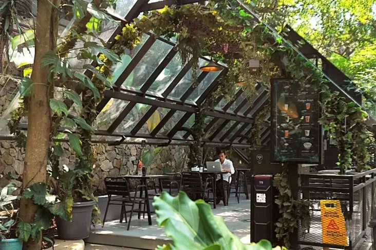 10 Rekomendasi Kafe...