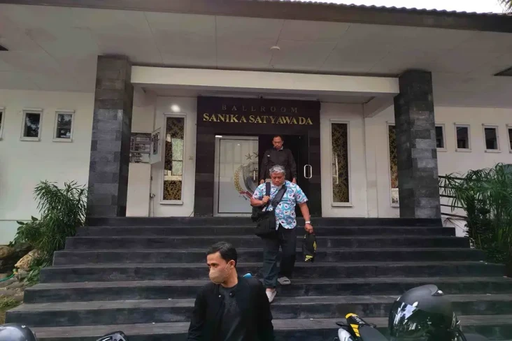 4 Jam Lebih Diperiksa...