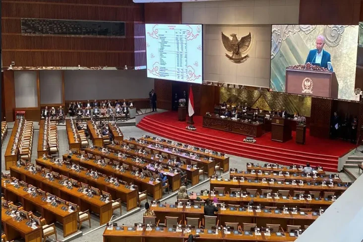 DPR Terima Surpres Naturalisasi...
