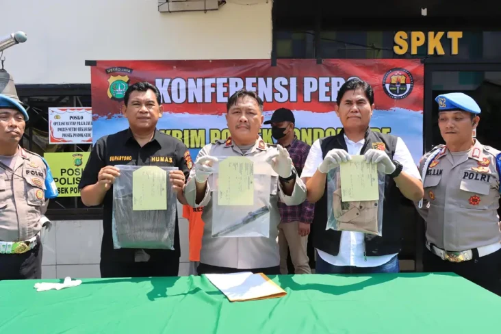Suami Tusuk Pria hingga...