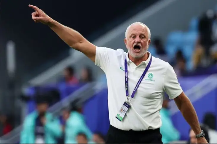 Graham Arnold Mundur...