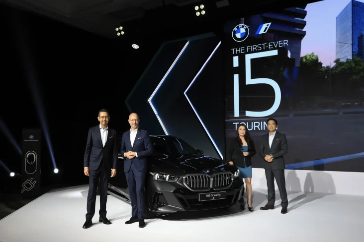 BMW i5 Touring: Station...