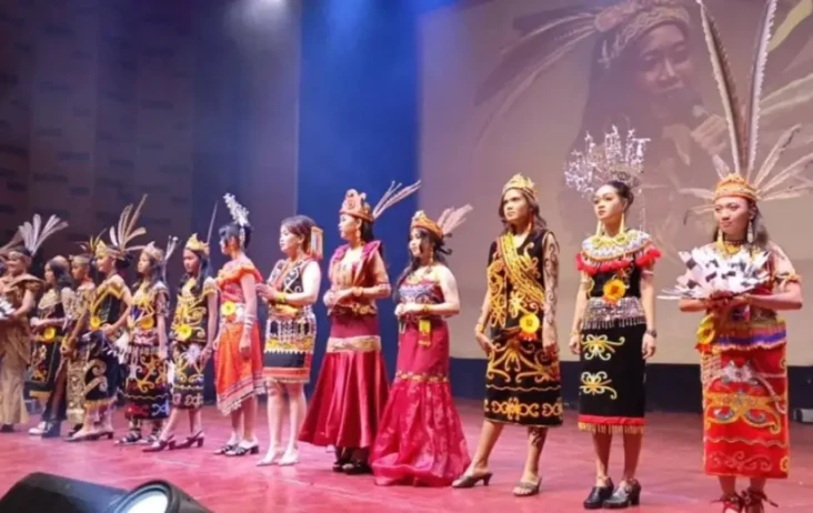 Belasan Wanita Dayak...