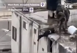 Tentara Israel Lemparkan...