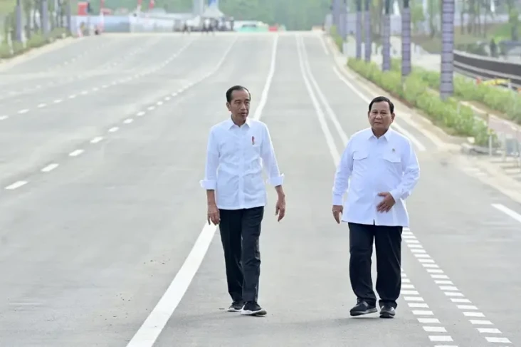 Jokowi Serahkan ke Prabowo...