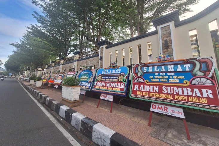 Karangan Bunga Hiasi...