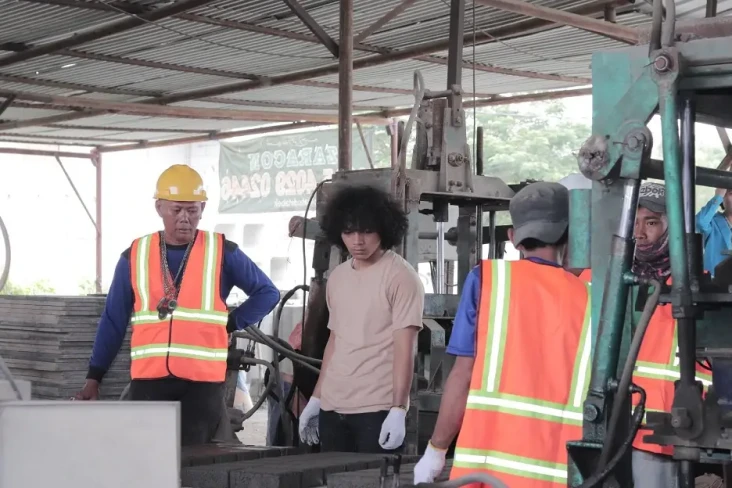 Bantu Usaha Warga, Dosen...