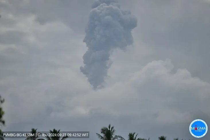 Gunung Ibu Erupsi 2...