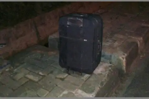 Polisi Amankan Koper...