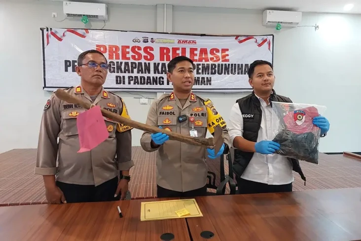 Cangkul dan Celana Korban...