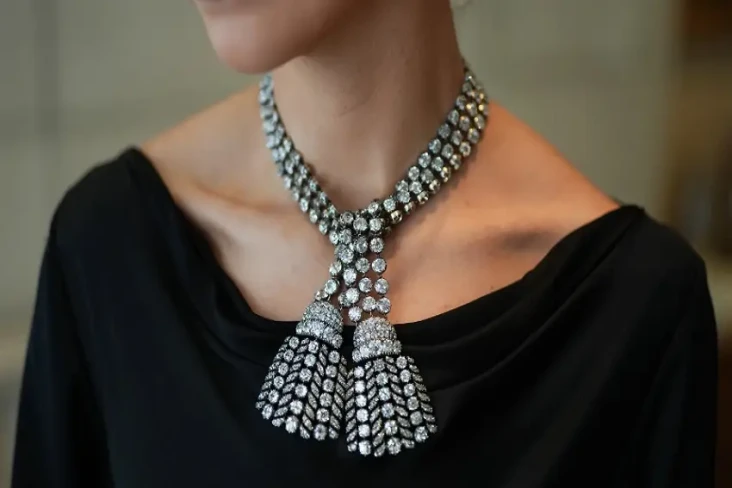 Kalung Misterius yang...