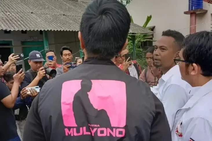 Kaesang Kenakan Rompi...