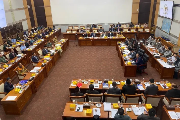 Grogi Pimpin Rapat dengan...