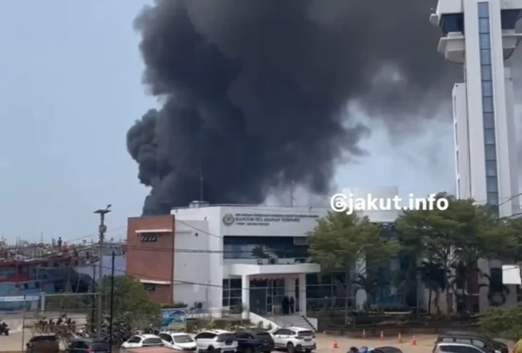 Kapal Terbakar di Muara...