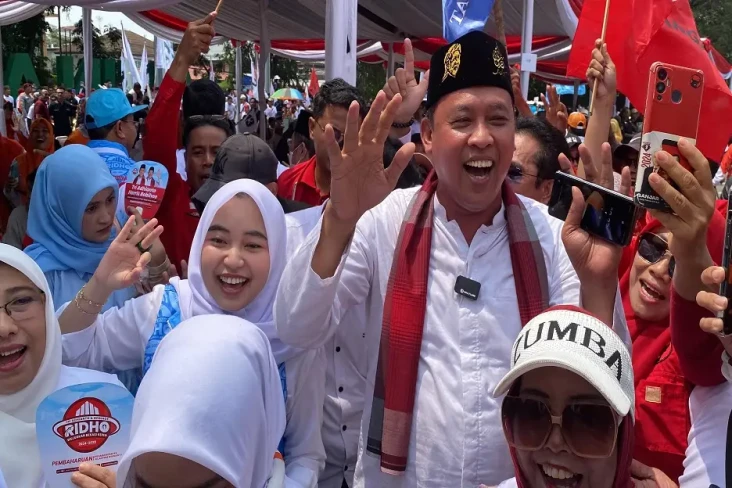 Kenakan Peci Bergambar...