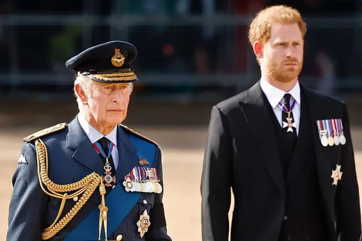 Raja Charles III Didesak...