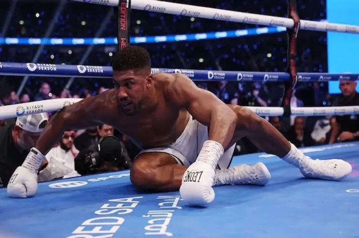 Anthony Joshua menjadi...