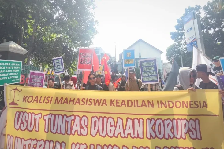 Tuntut Kejagung Tegakkan...