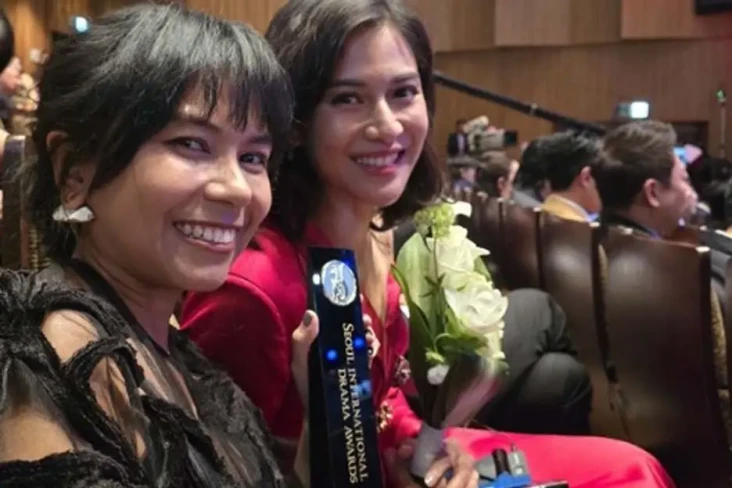 Gadis Kretek Sabet Penghargaan...