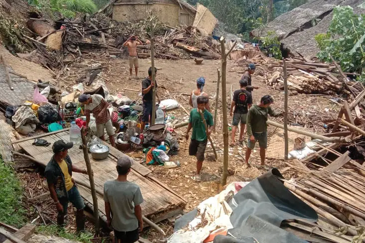7 Rumah Warga Baduy...