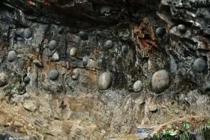 Misteri Gunung Bertelur...