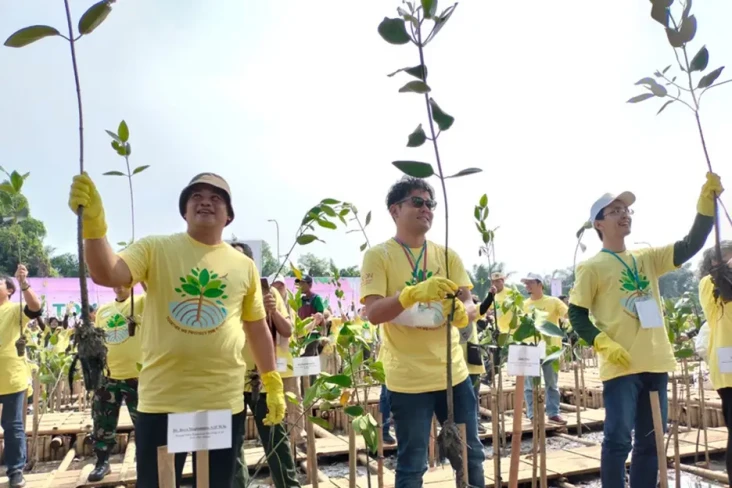 5.000 Pohon Bakau Ditanam,...