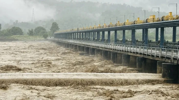 Banjir Bandang Terjang...