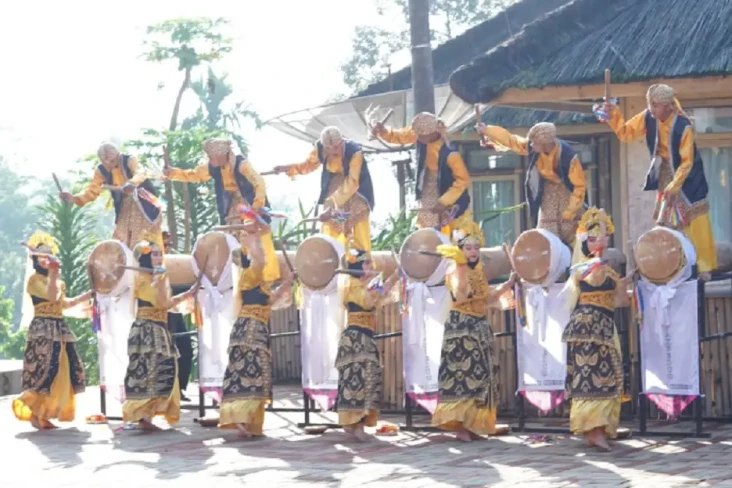 Ribuan Wisatawan Ikuti...