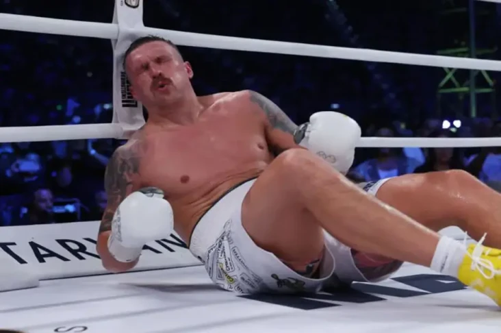 Usyk Akting saat Dirobohkan...