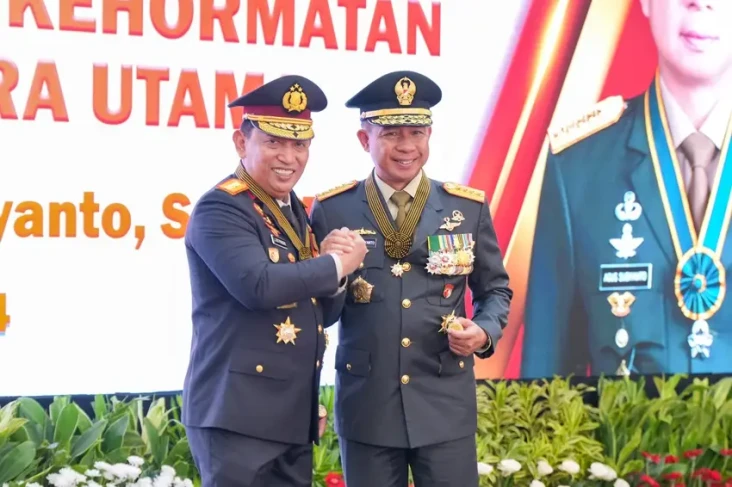 Kapolri Sematkan Bintang...