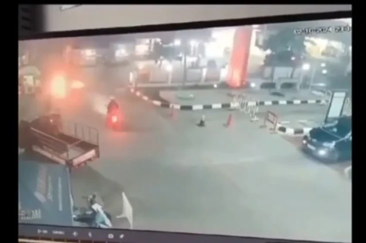 Pria Nekat Bakar Diri...