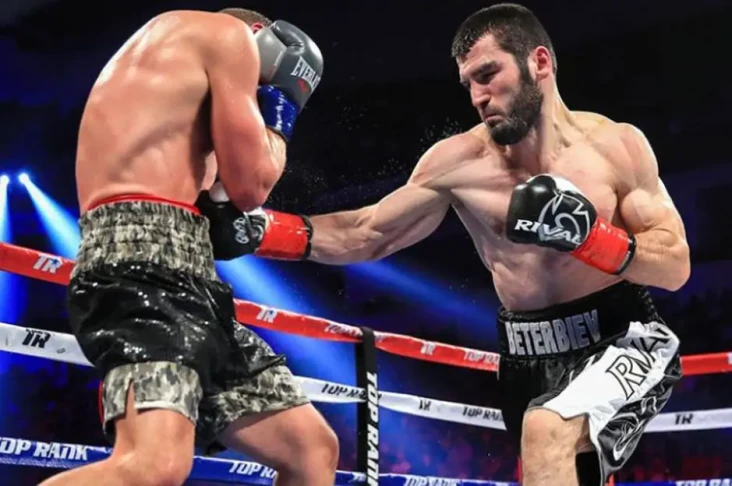 Pukulan Artur Beterbiev...