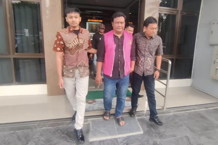 Rugikan Negara Ratusan...