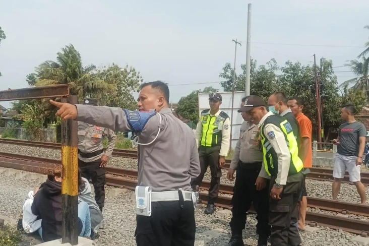 Heroik! Polisi dan KAI...