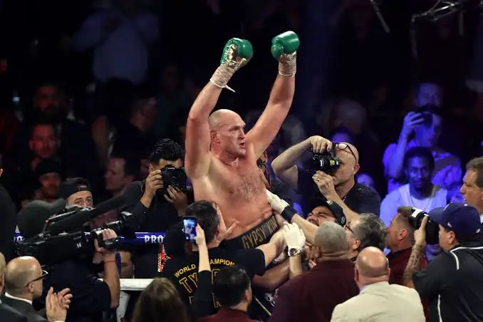 Tyson Fury Kalahkan...