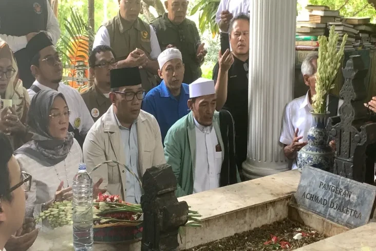 Cagub Ridwan Kamil Ziarah...