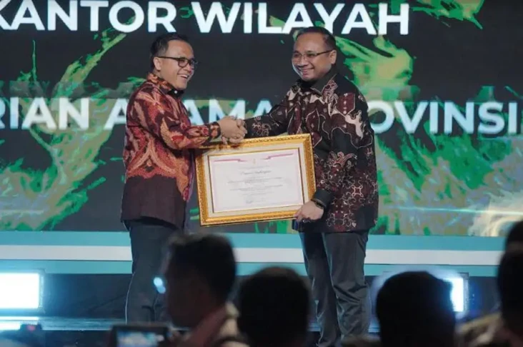 Kemenag Raih Penghargaan...