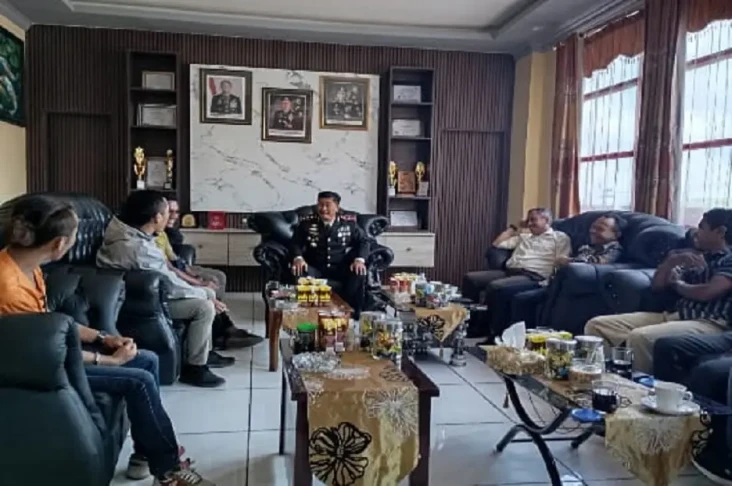 Polres Manggarai Tepis...