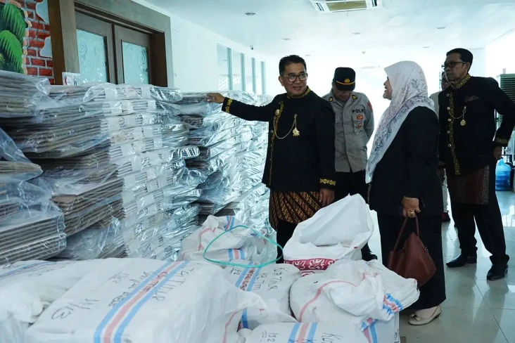 Tinjau Gudang Logistik...