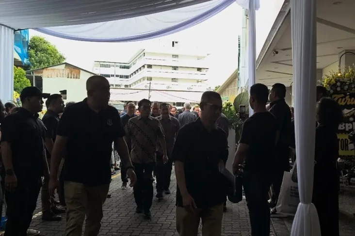 Jenazah Benny Laos Tiba...