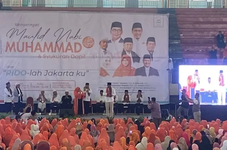 Momen Ridwan Kamil Beri...