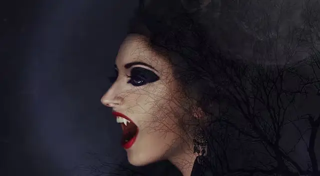 Wanita Ini Mengaku Vampir...