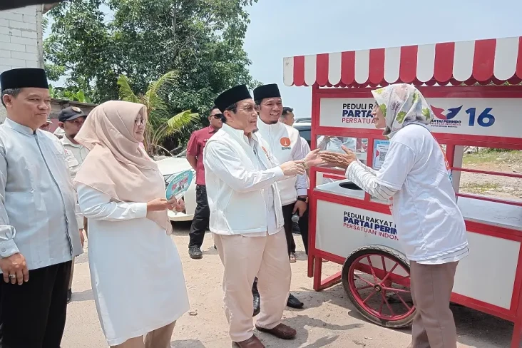 Suswono Serahkan Bantuan...