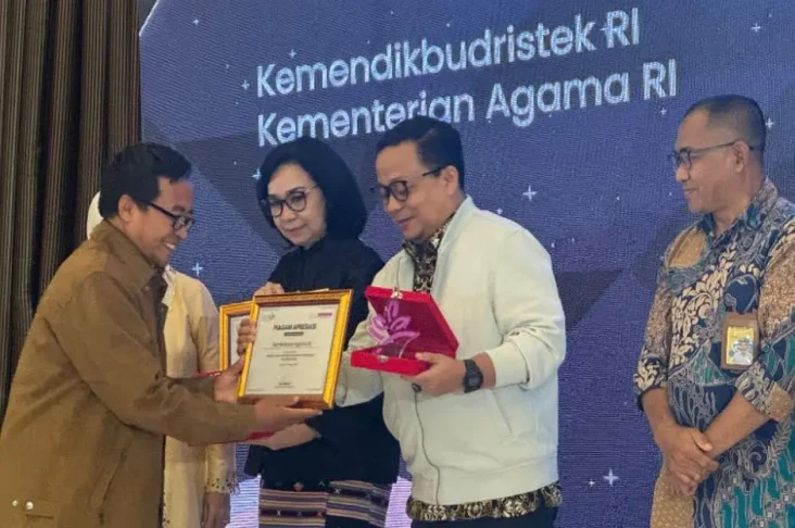 Kemenag Raih Penghargaan...