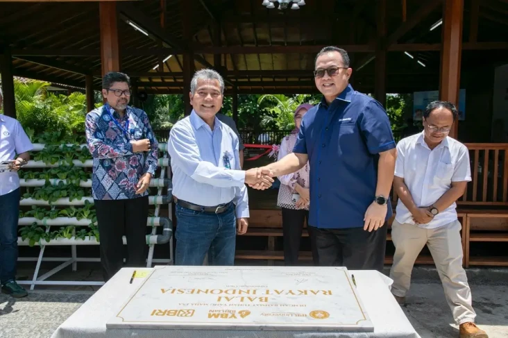 Berkolaborasi dengan...