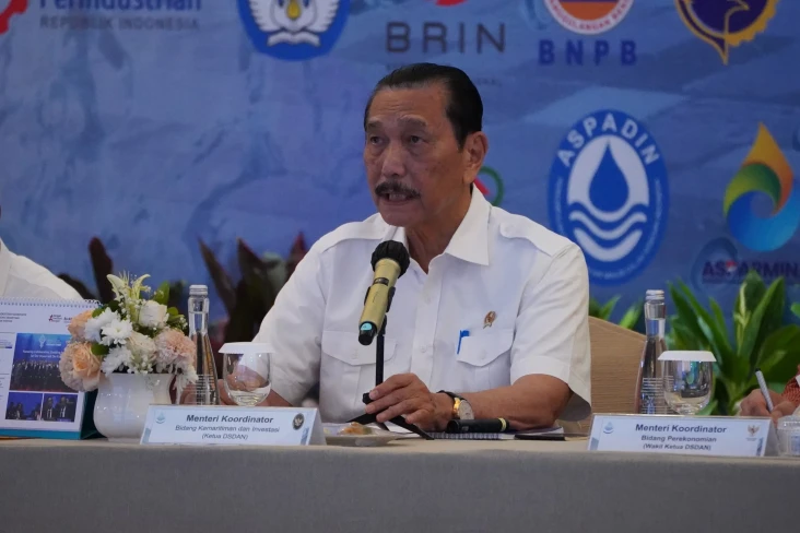 Luhut Pimpin Sidang...
