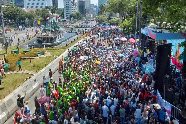 Pesta Rakyat Selesai,...