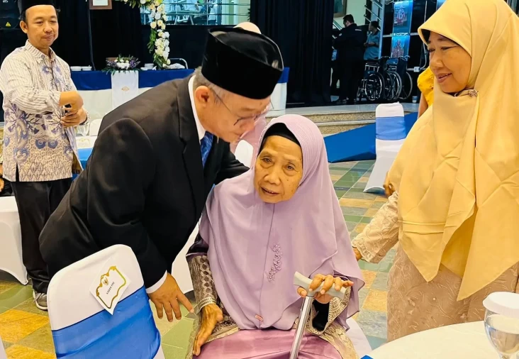Dengan Suara Bergetar,...