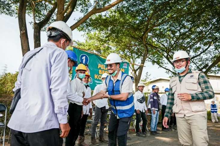 Fajar Hadi Prabowo Berikan...